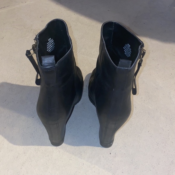 Black Nine West bootie - Picture 3 of 5